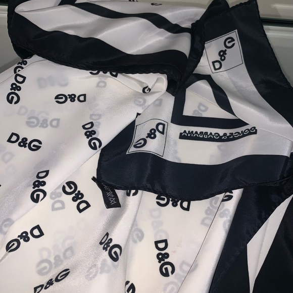 🛍🛍💯DOLCE & GABBANA Silk Foulard/ Square Scarf. - Picture 14 of 16